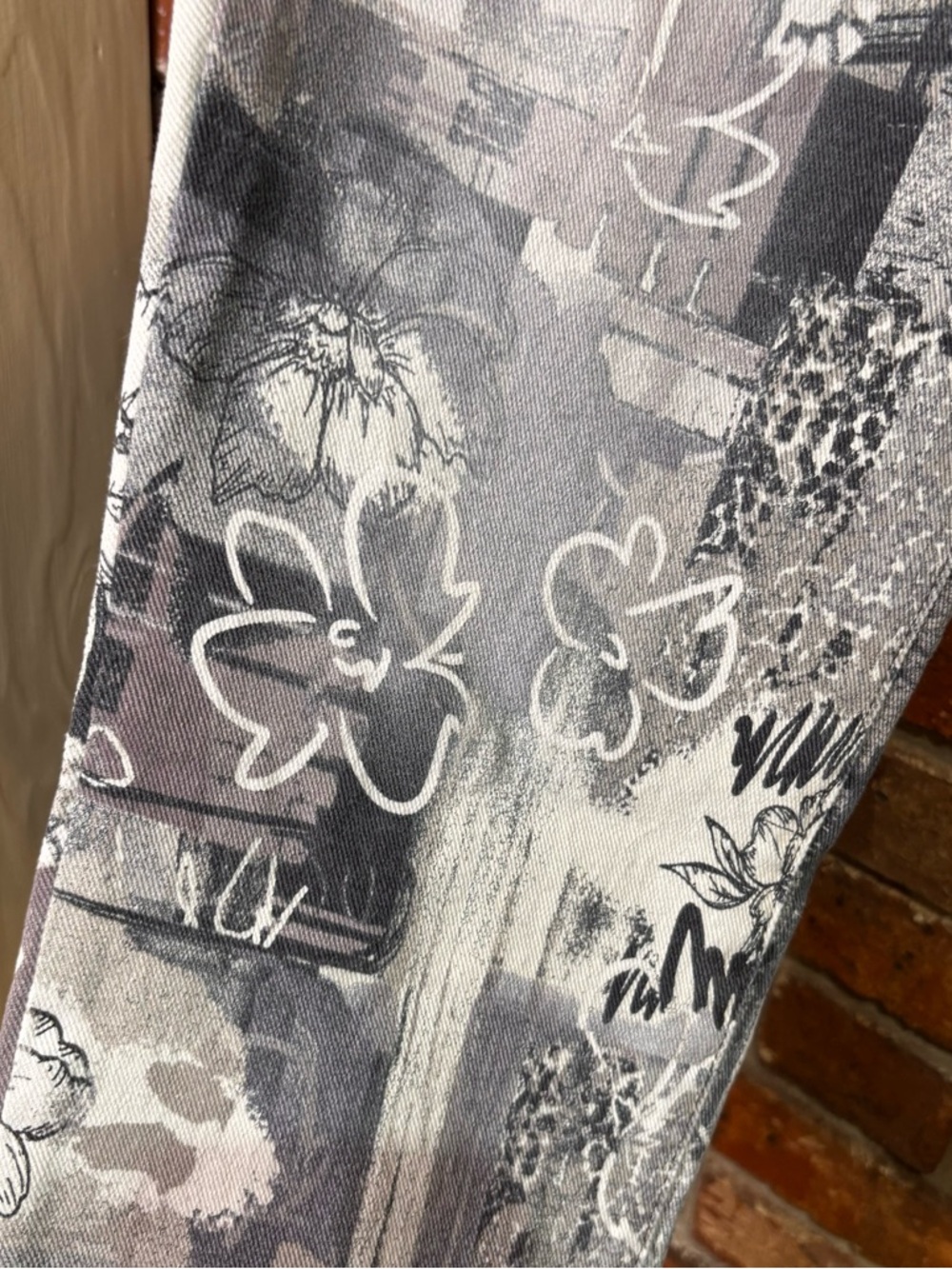 Logo by Lori Goldstein womens graffiti abstract print cropped jeans gray 6P - Picture 4 of 4
